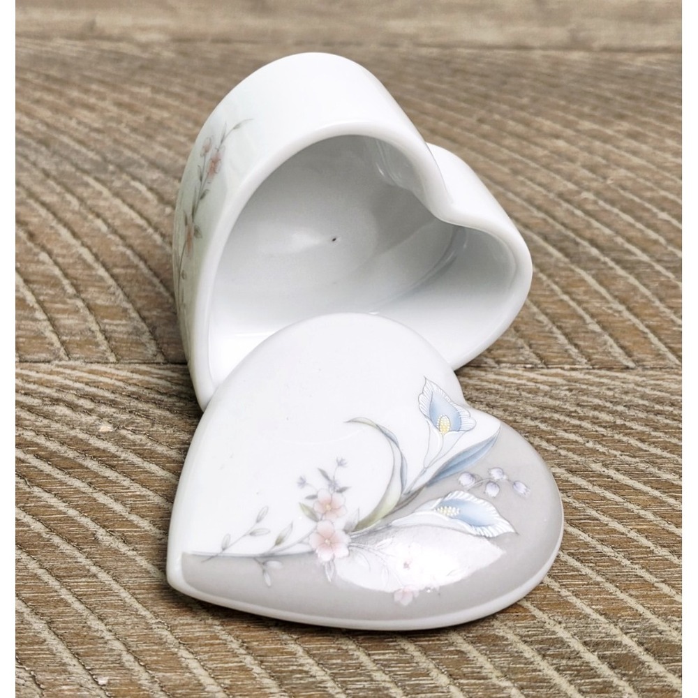 Vintage Russ Heart Shape Calla Lily Porcelain Trinket Lidded Box Japan